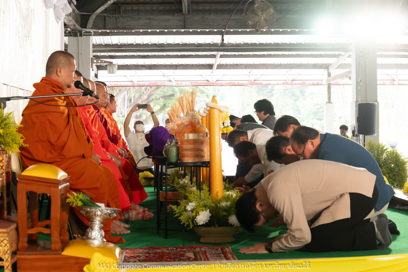 ม.แม่โจ้ ทำนุบำรุงพระพุทธศาสนา จัดถวายเทียนพรรษา 9 วัด