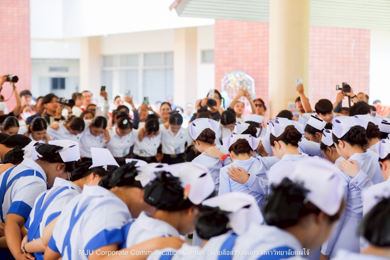 พยาบาลแม่โจ้ รุ่น 1 ประดับแถบหมวก-รับเข็มวิทยฐานะ พร้อมก้าวสู่พยาบาลวิชาชีพอย่างเป็นทางการ