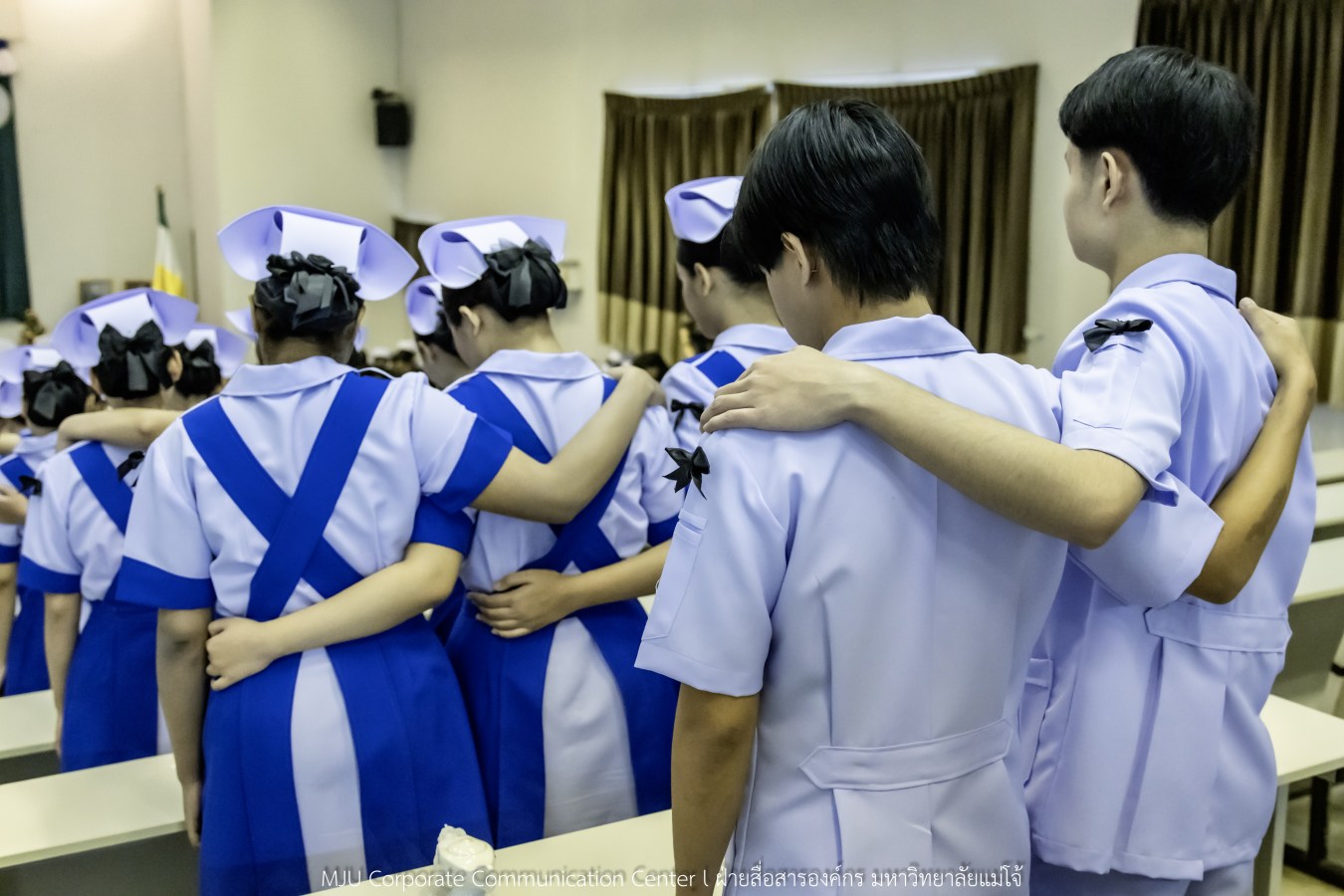 พยาบาลแม่โจ้ รุ่นที่ 3  รับหมวก เข็มเลื่อนชั้นปี และตะเกียงไนติงเกล เตรียมพร้อมออกฝึกปฏิบัติการจริงในสถานพยาบาล