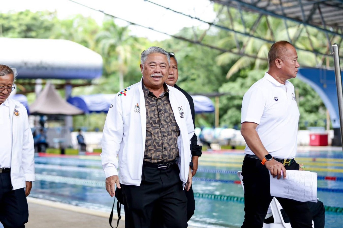 ผู้บริหาร ม.แม่โจ้ ร่วมมอบรางวัลแข่งขันว่ายน้ำชิงแชมป์สโมสรภาคเหนือ ครั้งที่ 3