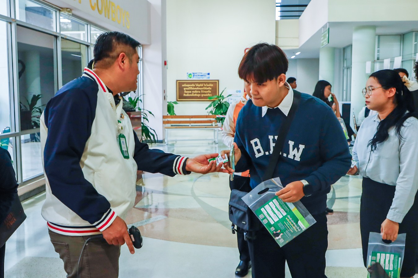 Congratulations    บรรยากาศ      บัณฑิตแม่โจ้ รายงานตัวเตรียมเข้าพิธีพระราชทานปริญญาบัตร ครั้งที่ 48