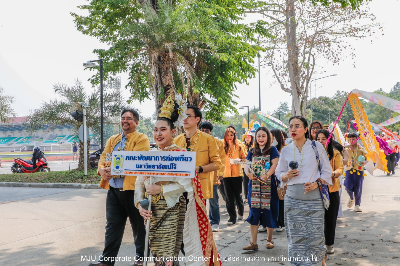 ชาวแม่โจ้ ร่วมพิธีดำหัวผู้อาวุโสและอธิการบดี ประจำปี 2569  สืบสานป๋าเวณี ปี๋ใหม่เมือง