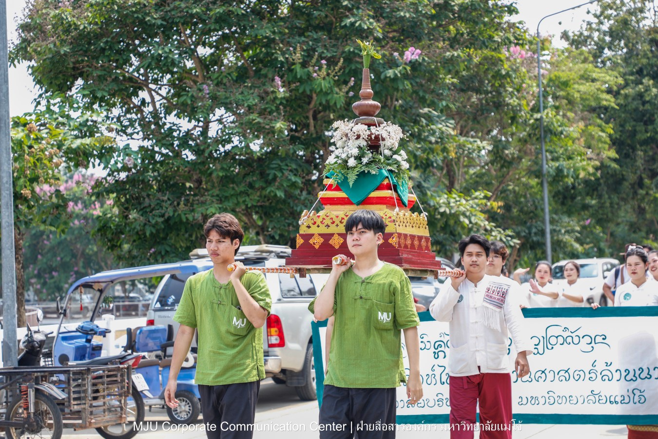 ชาวแม่โจ้ ร่วมพิธีดำหัวผู้อาวุโสและอธิการบดี ประจำปี 2569  สืบสานป๋าเวณี ปี๋ใหม่เมือง