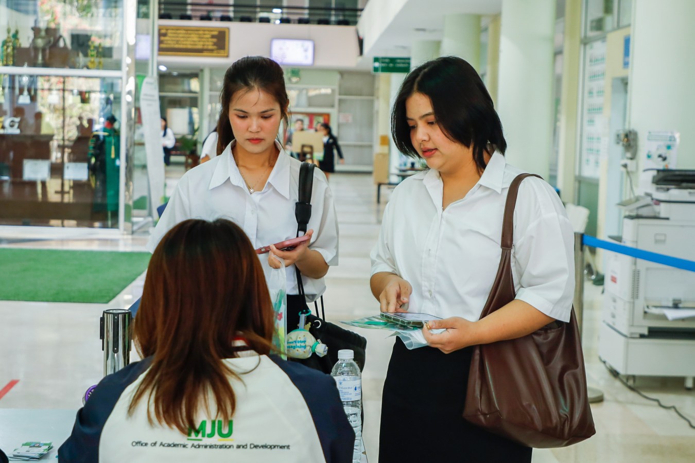 Congratulations    บรรยากาศ      บัณฑิตแม่โจ้ รายงานตัวเตรียมเข้าพิธีพระราชทานปริญญาบัตร ครั้งที่ 48