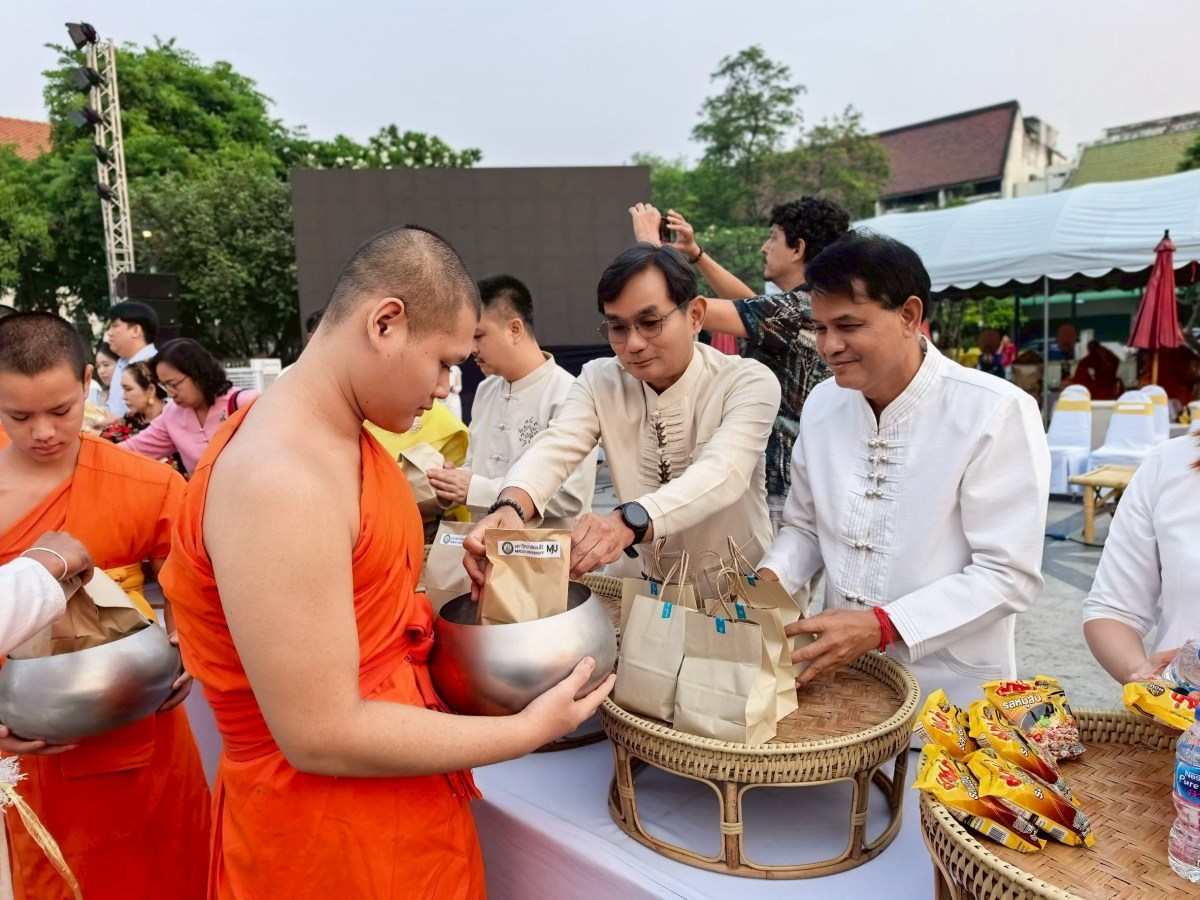 มหาวิทยาลัยแม่โจ้ ร่วมพิธีทำบุญตักบาตร ในงานสมโภช 730 ปี สถาปนาเมืองเชียงใหม่