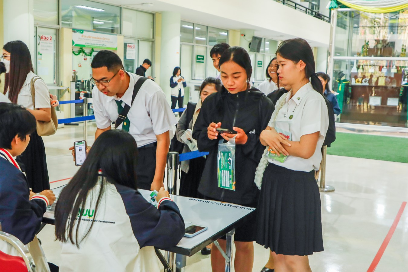 Congratulations    บรรยากาศ      บัณฑิตแม่โจ้ รายงานตัวเตรียมเข้าพิธีพระราชทานปริญญาบัตร ครั้งที่ 48