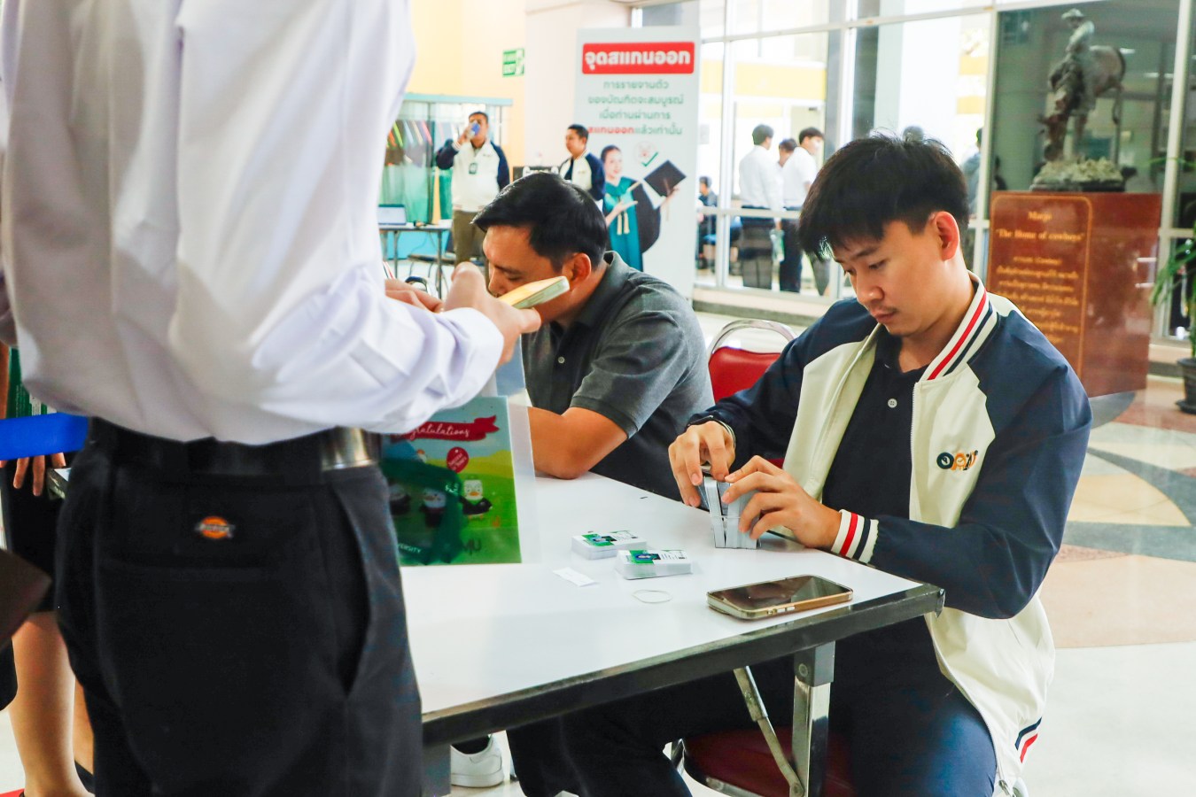 Congratulations    บรรยากาศ      บัณฑิตแม่โจ้ รายงานตัวเตรียมเข้าพิธีพระราชทานปริญญาบัตร ครั้งที่ 48