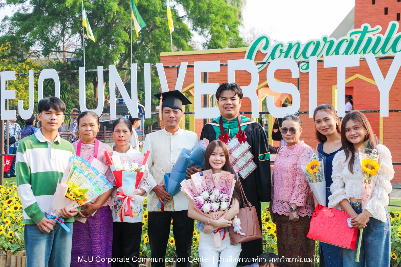 บรรยากาศ พิธีพระราชทานปริญญาบัตร มหาวิทยาลัยแม่โจ้ ประจำปีการศึกษา2567-2568 ครั้งที่ 48  ในวันที่ 19 กุมภาพันธ์ พ.ศ.2569 ณ ศูนย์กีฬาเฉลิมพระเกียรติ มหาวิทยาลัยแม่โจ้
