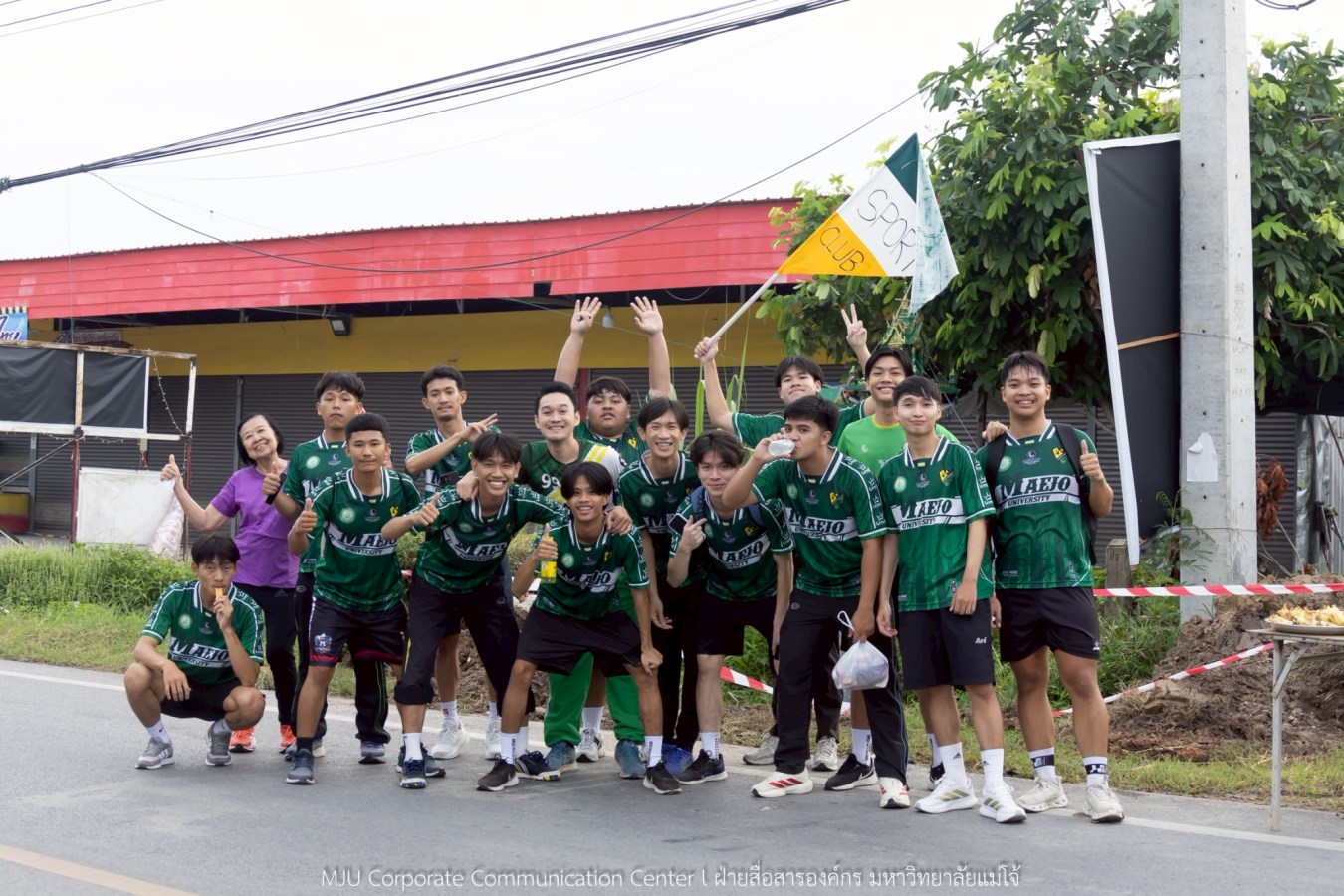 10 กิโลแห่งรอยยิ้ม ประเพณี เดินวิ่ง แม่โจ้ – สันทราย  ชาวสันทราย รุ่นพี่ ศิษย์เก่า  ร่วมต้อนรับอินทนิลช่อที่ 91 กว่า 6,200 คน อย่างอบอุ่น