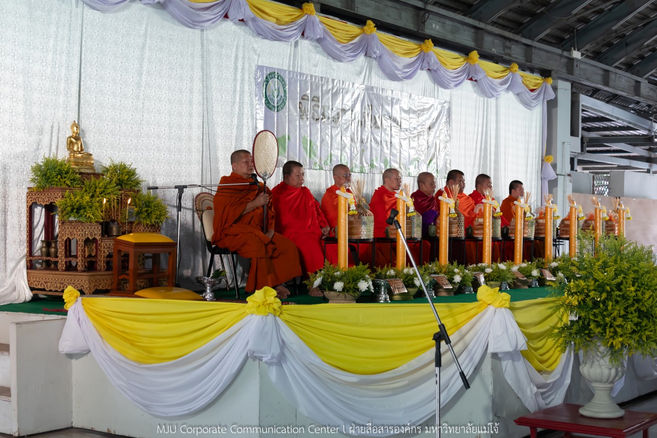 ม.แม่โจ้ ทำนุบำรุงพระพุทธศาสนา จัดถวายเทียนพรรษา 9 วัด