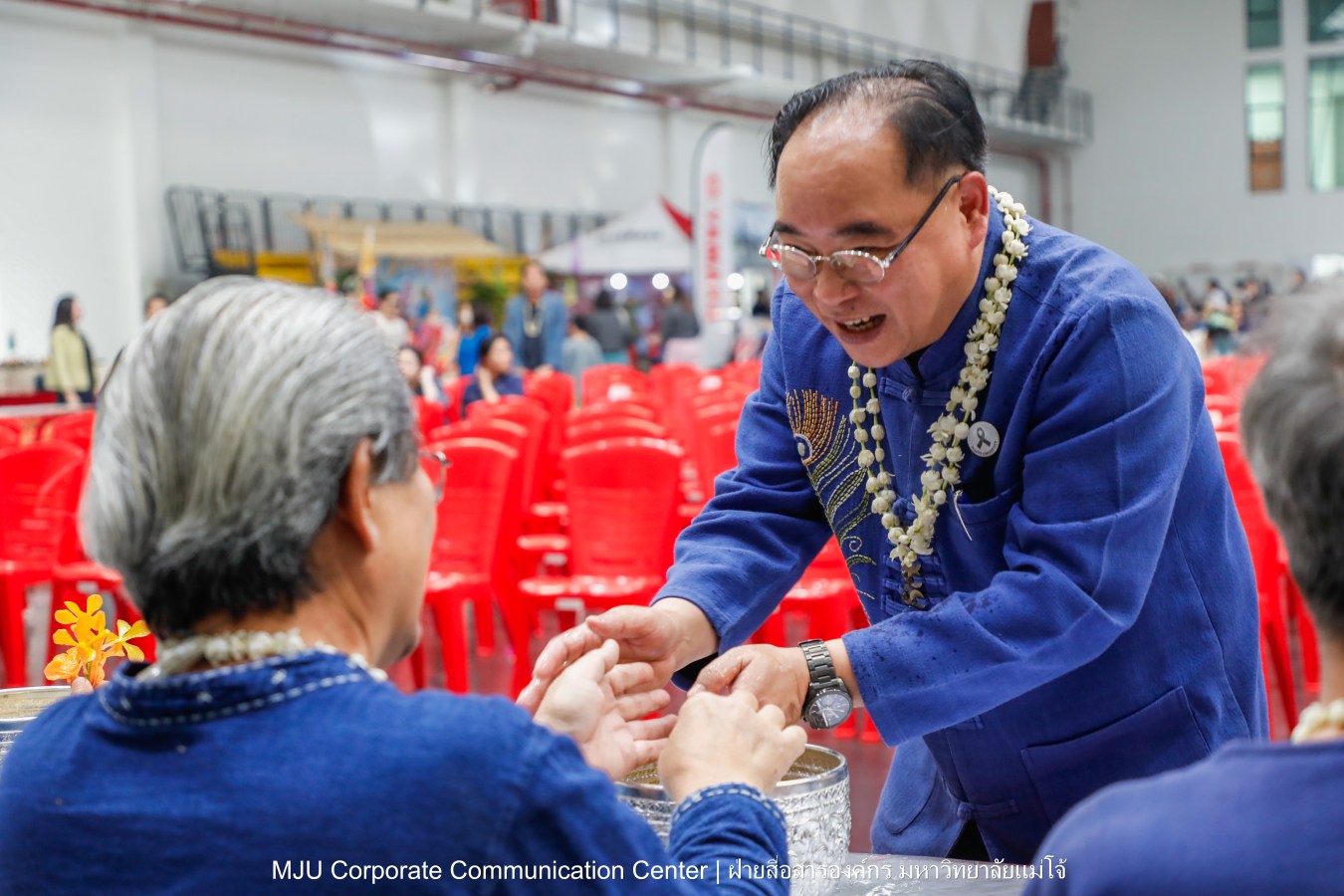 ชาวแม่โจ้ ร่วมพิธีดำหัวผู้อาวุโสและอธิการบดี ประจำปี 2569  สืบสานป๋าเวณี ปี๋ใหม่เมือง