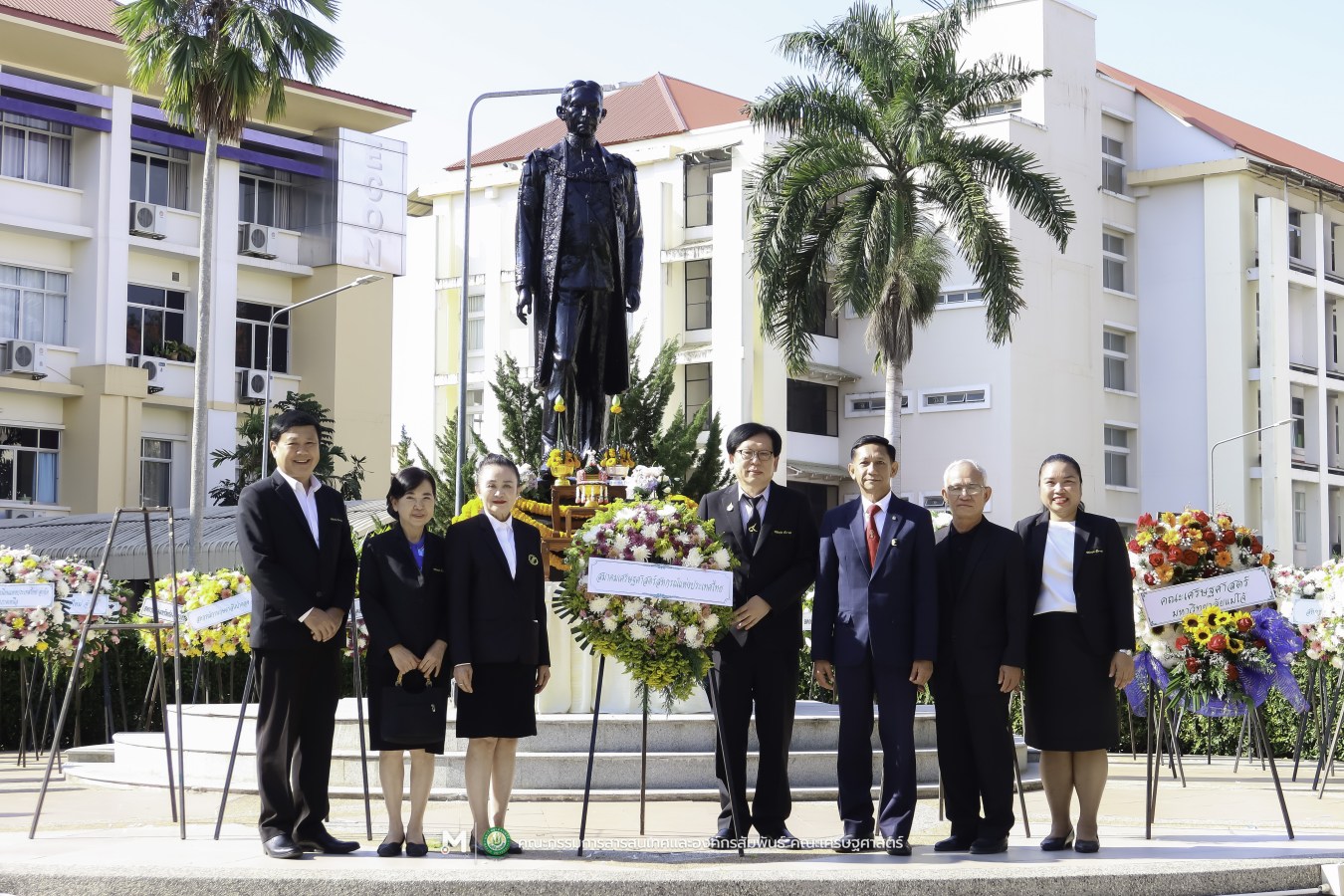 คณะเศรษฐศาสตร์ มหาวิทยาลัยแม่โจ้ ร่วมกับ สันนิบาตสหกรณ์จังหวัดเชียงใหม่ จัดพิธีวางพวงมาลาสักการะ 
