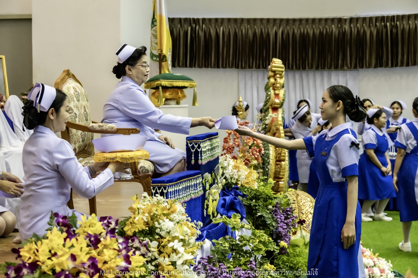 พยาบาลแม่โจ้ รุ่นที่ 3  รับหมวก เข็มเลื่อนชั้นปี และตะเกียงไนติงเกล เตรียมพร้อมออกฝึกปฏิบัติการจริงในสถานพยาบาล