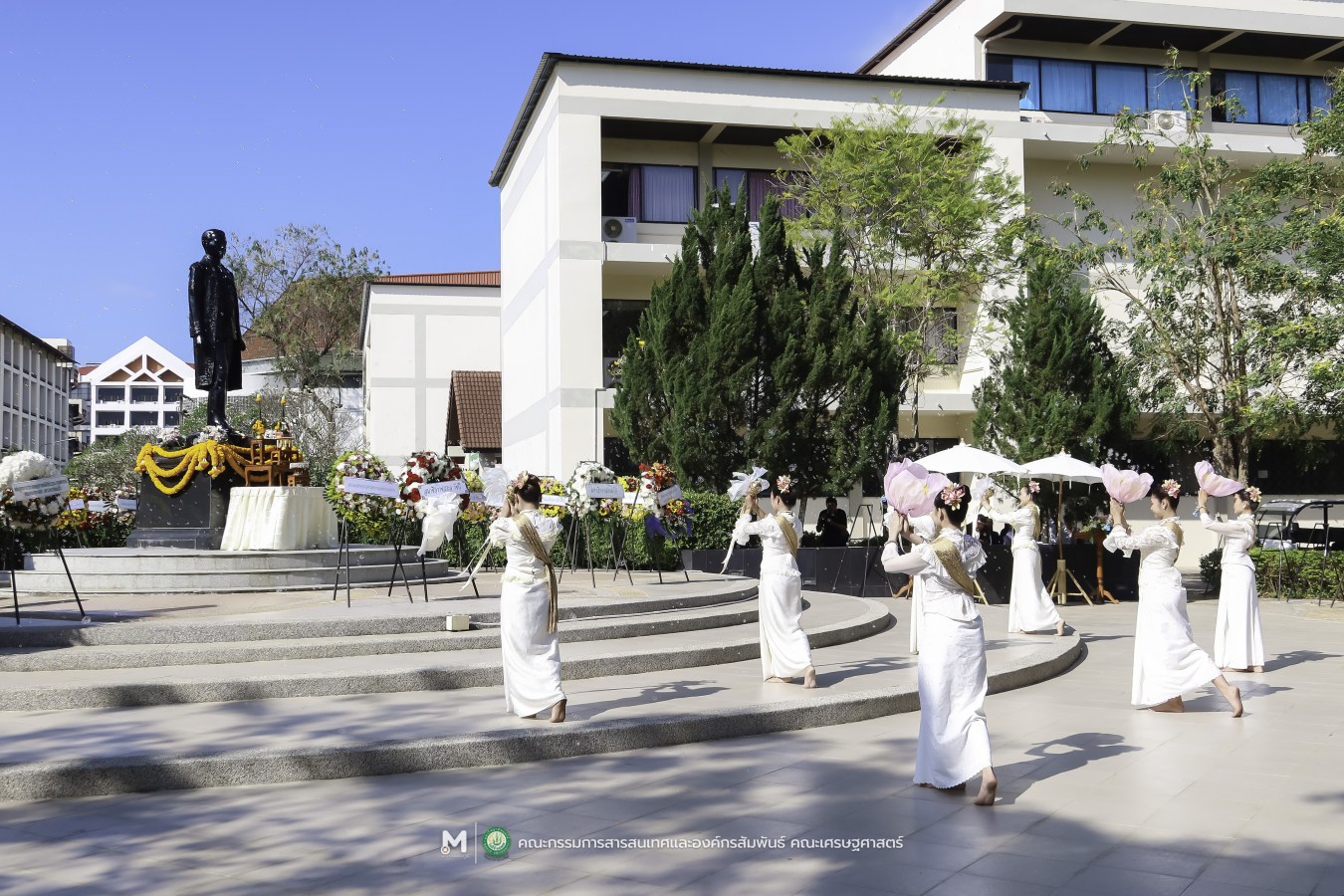 คณะเศรษฐศาสตร์ มหาวิทยาลัยแม่โจ้ ร่วมกับ สันนิบาตสหกรณ์จังหวัดเชียงใหม่ จัดพิธีวางพวงมาลาสักการะ 