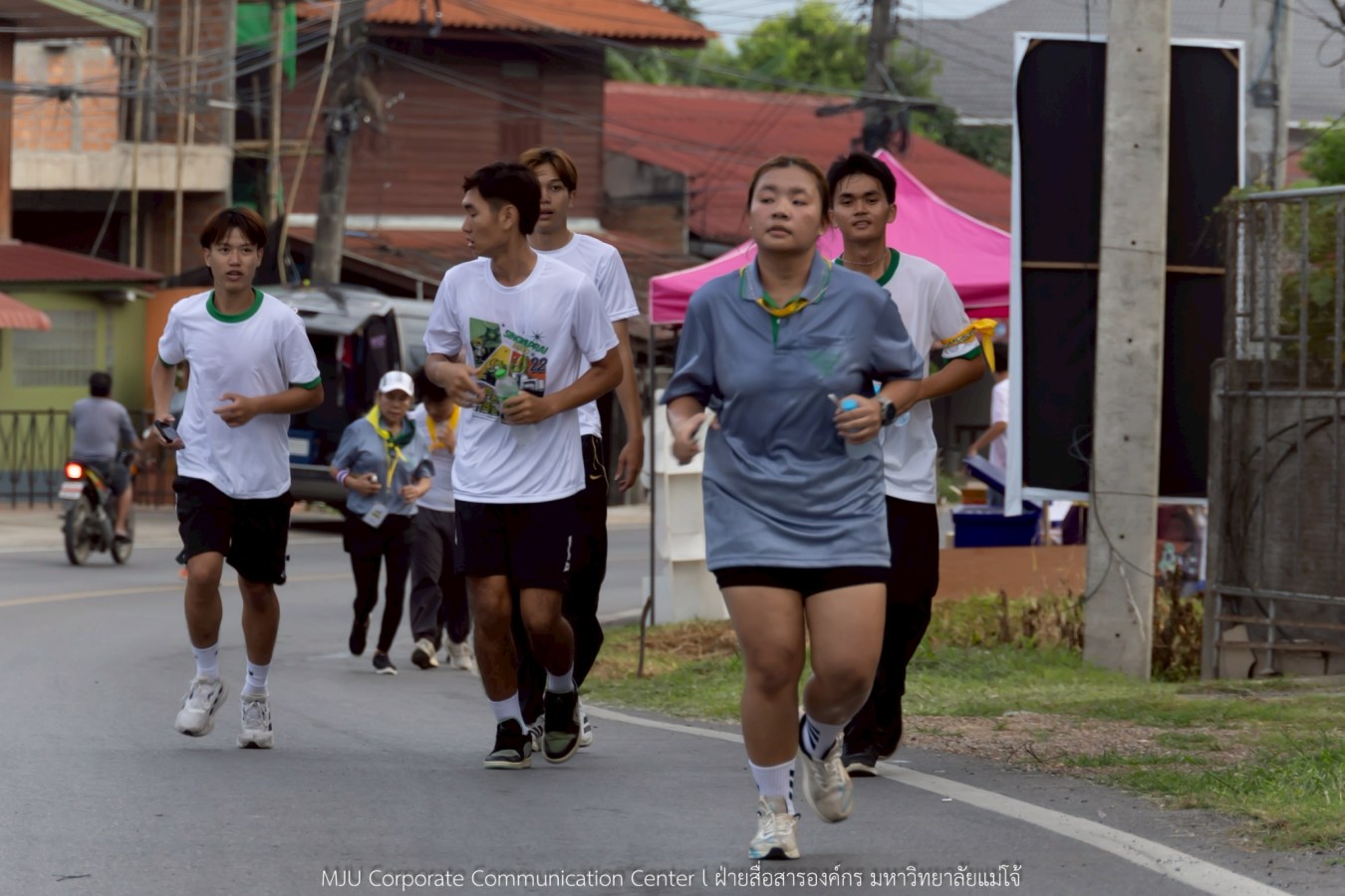 10 กิโลแห่งรอยยิ้ม ประเพณี เดินวิ่ง แม่โจ้ – สันทราย  ชาวสันทราย รุ่นพี่ ศิษย์เก่า  ร่วมต้อนรับอินทนิลช่อที่ 91 กว่า 6,200 คน อย่างอบอุ่น