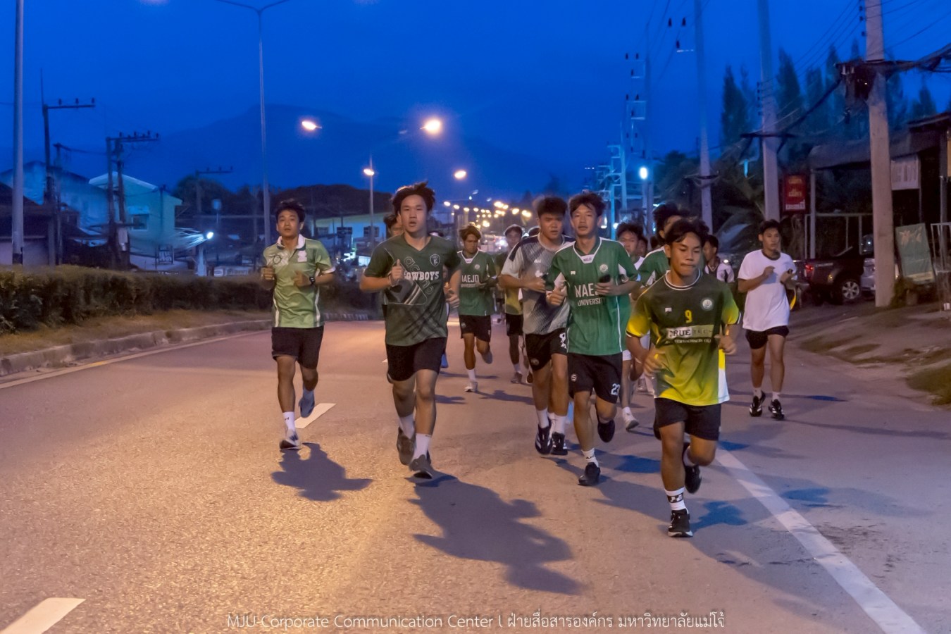 10 กิโลแห่งรอยยิ้ม ประเพณี เดินวิ่ง แม่โจ้ – สันทราย  ชาวสันทราย รุ่นพี่ ศิษย์เก่า  ร่วมต้อนรับอินทนิลช่อที่ 91 กว่า 6,200 คน อย่างอบอุ่น