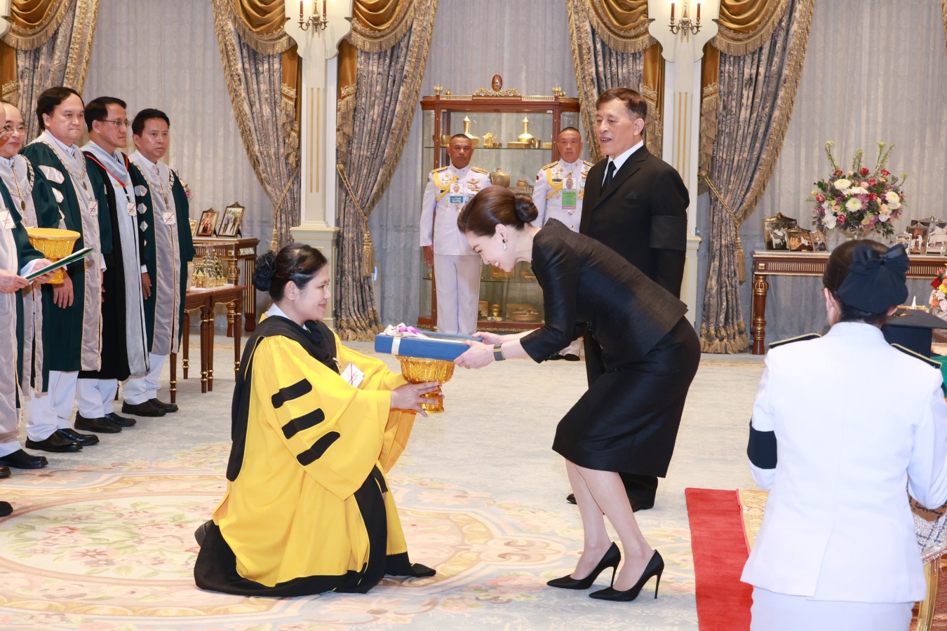 ม.แม่โจ้ เข้าเฝ้าฯ ทูลเกล้าฯ ถวายปริญญาดุษฎีบัณฑิตกิตติมศักดิ์ และผลิตภัณฑ์มงคลแด่ ในหลวง-พระราชินี