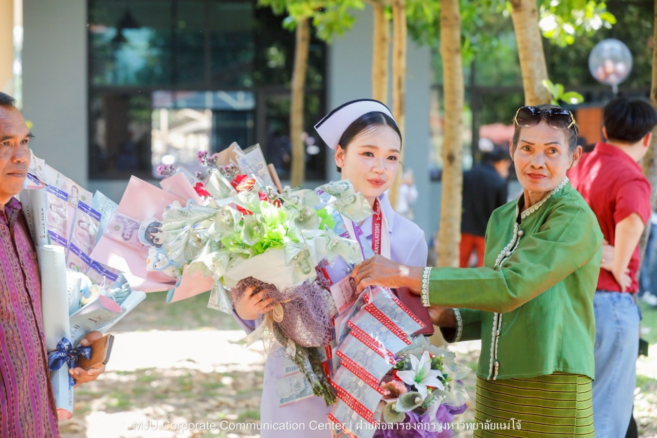 พยาบาลแม่โจ้ รุ่น 1 ประดับแถบหมวก-รับเข็มวิทยฐานะ พร้อมก้าวสู่พยาบาลวิชาชีพอย่างเป็นทางการ